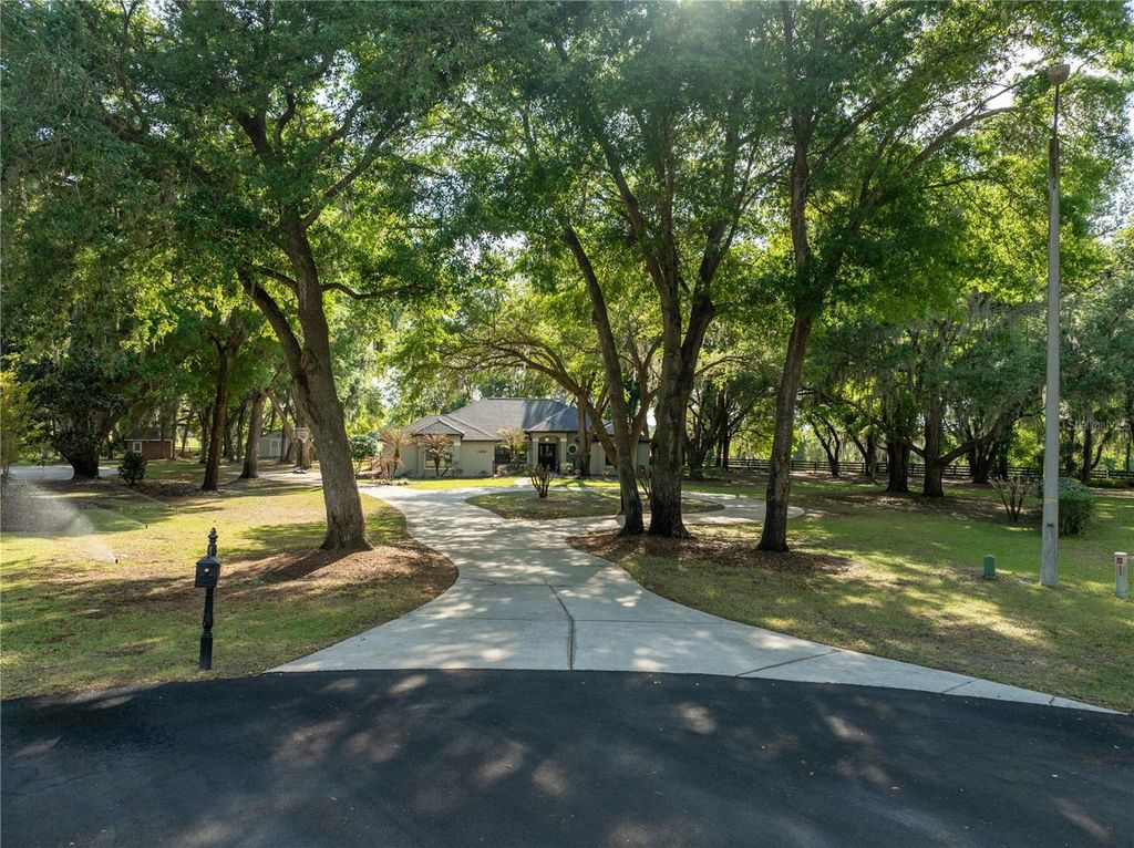 Photo of 1324 Otters View Court, Fruitland Park, FL 34731 (MLS # G5110259)