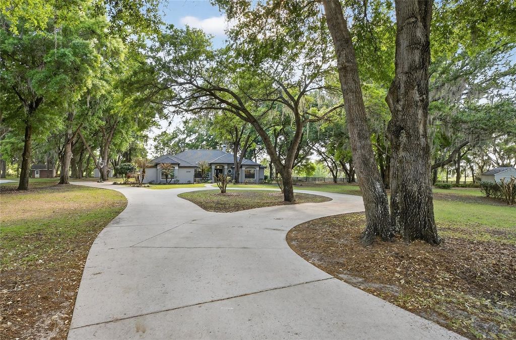 Photo of 1324 Otters View Court, Fruitland Park, FL 34731 (MLS # G5110259)