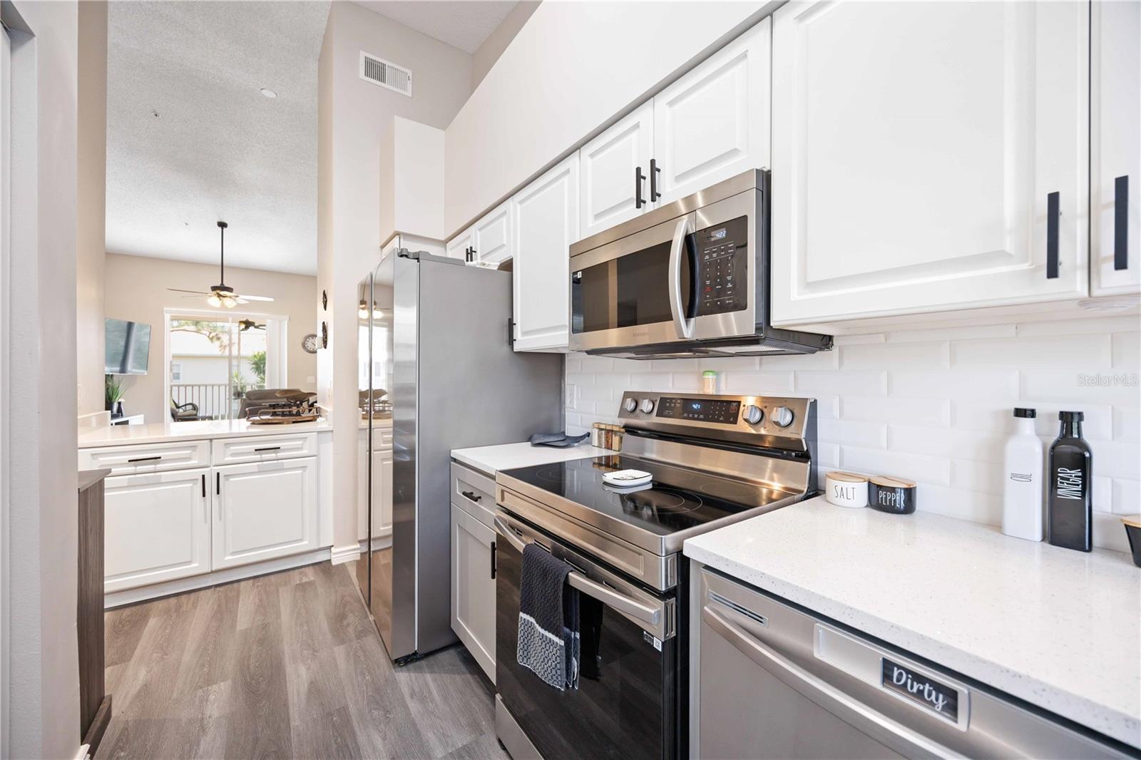 PLAZA DE FLORES - Residential Lease