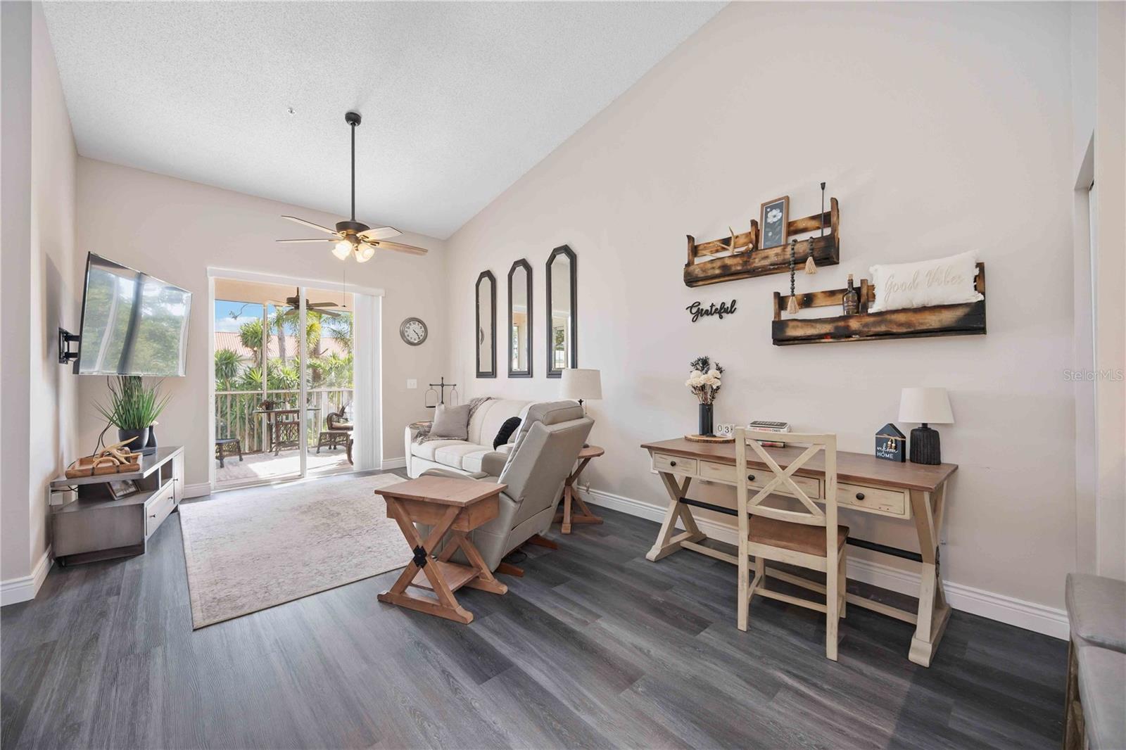 PLAZA DE FLORES - Residential Lease