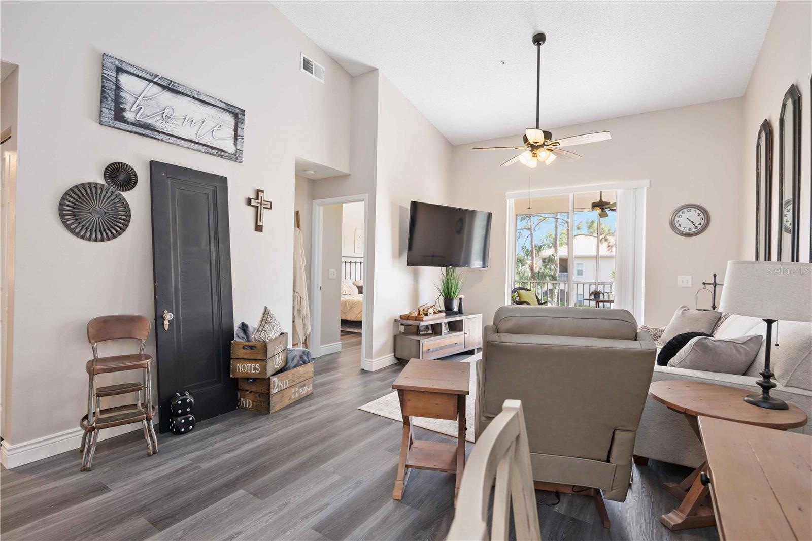 PLAZA DE FLORES - Residential Lease