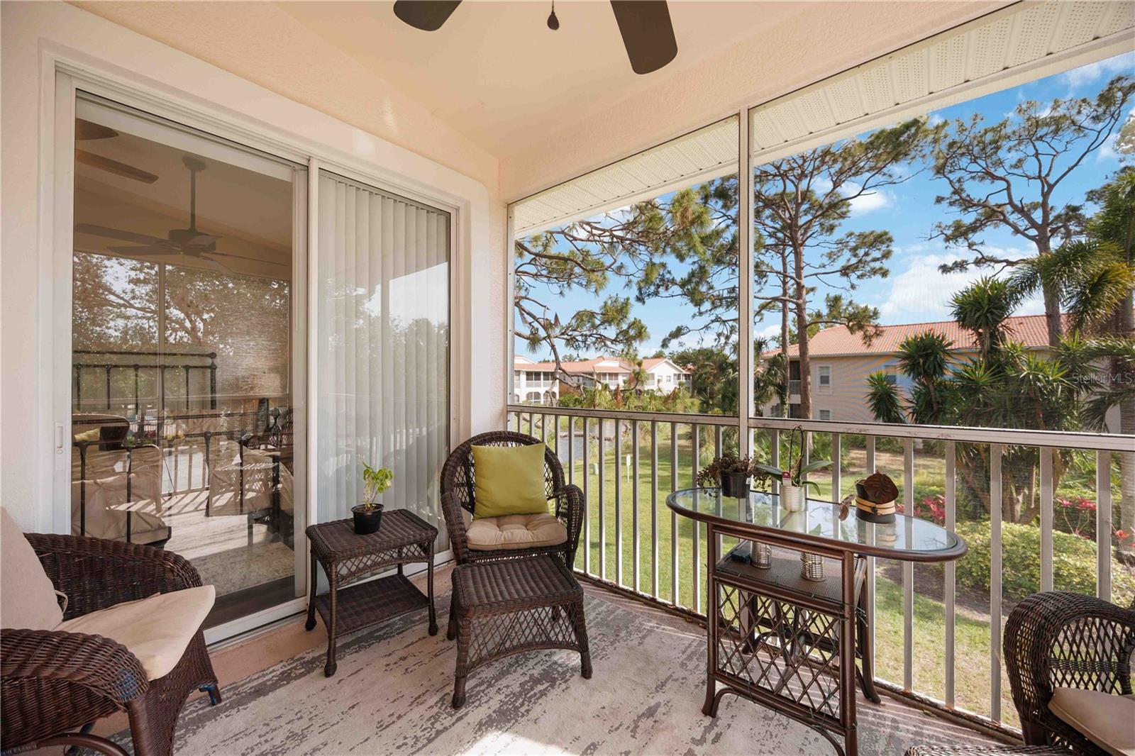 PLAZA DE FLORES - Residential Lease