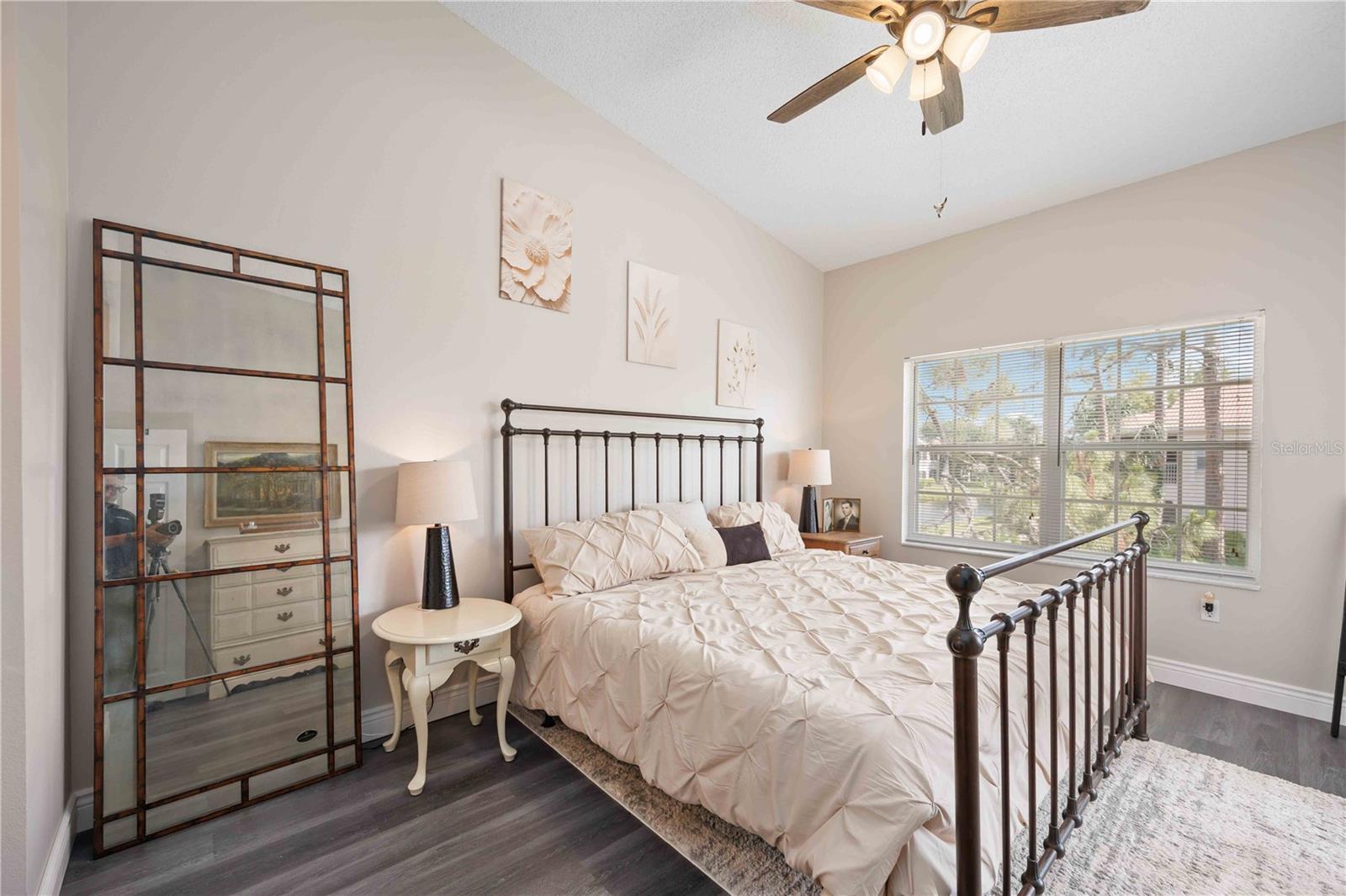 PLAZA DE FLORES - Residential Lease