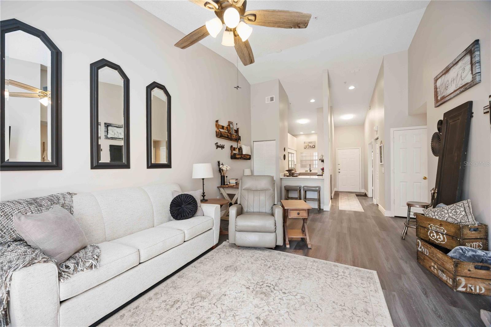 PLAZA DE FLORES - Residential Lease