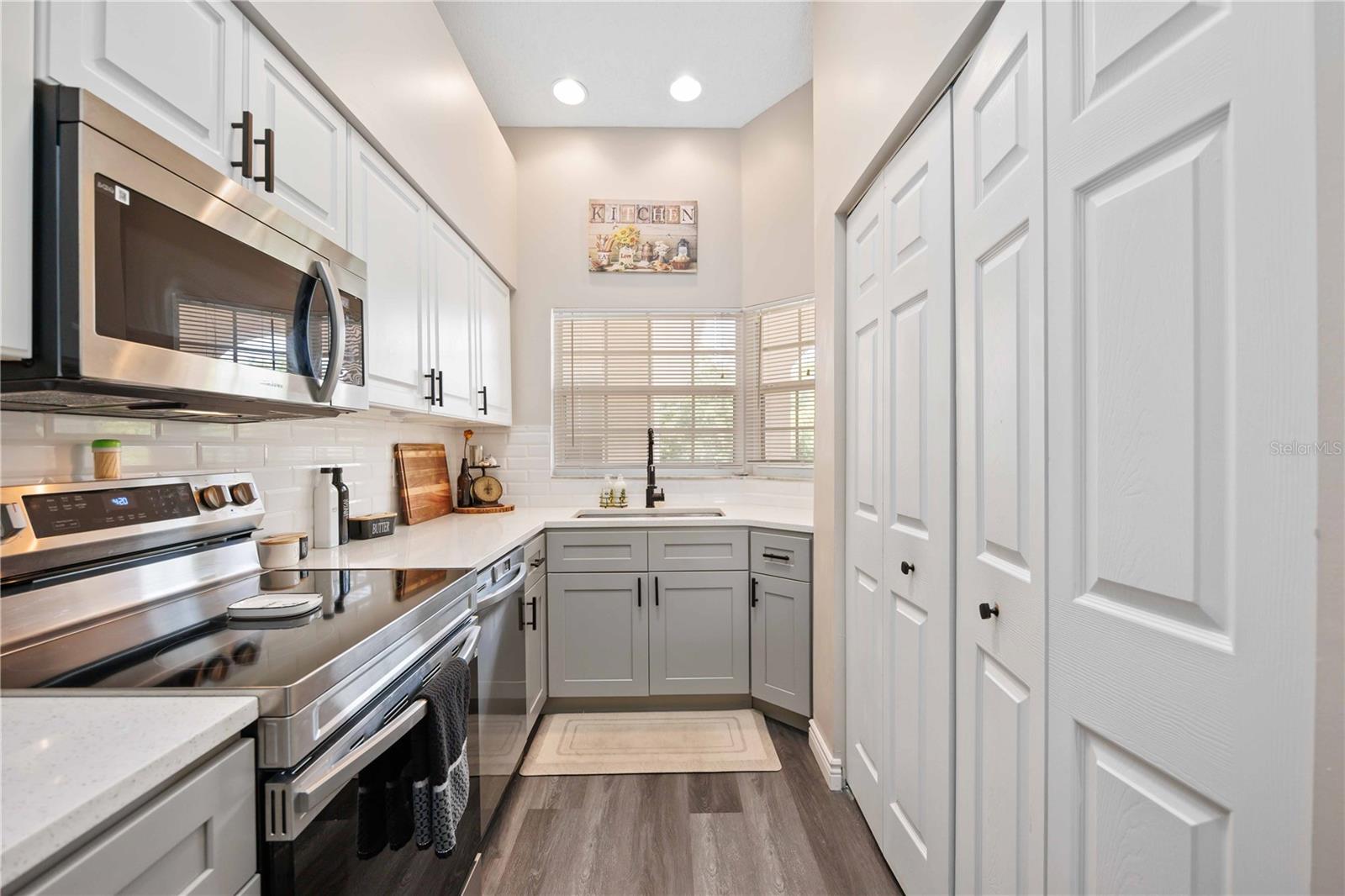 PLAZA DE FLORES - Residential Lease