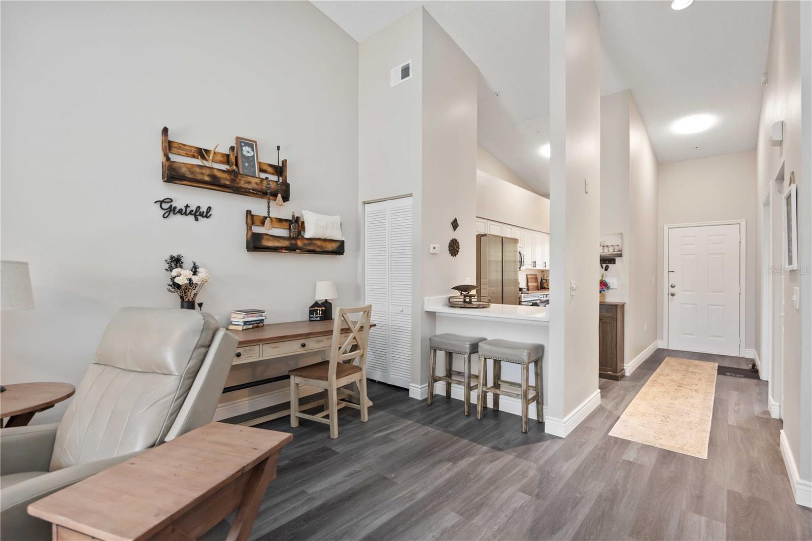 PLAZA DE FLORES - Residential Lease