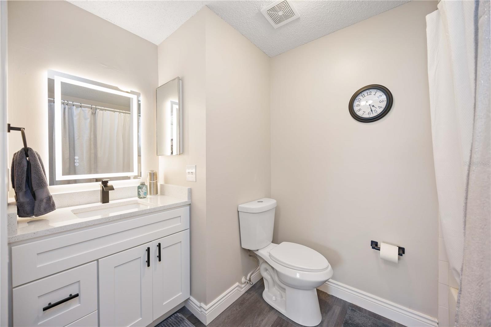 PLAZA DE FLORES - Residential Lease