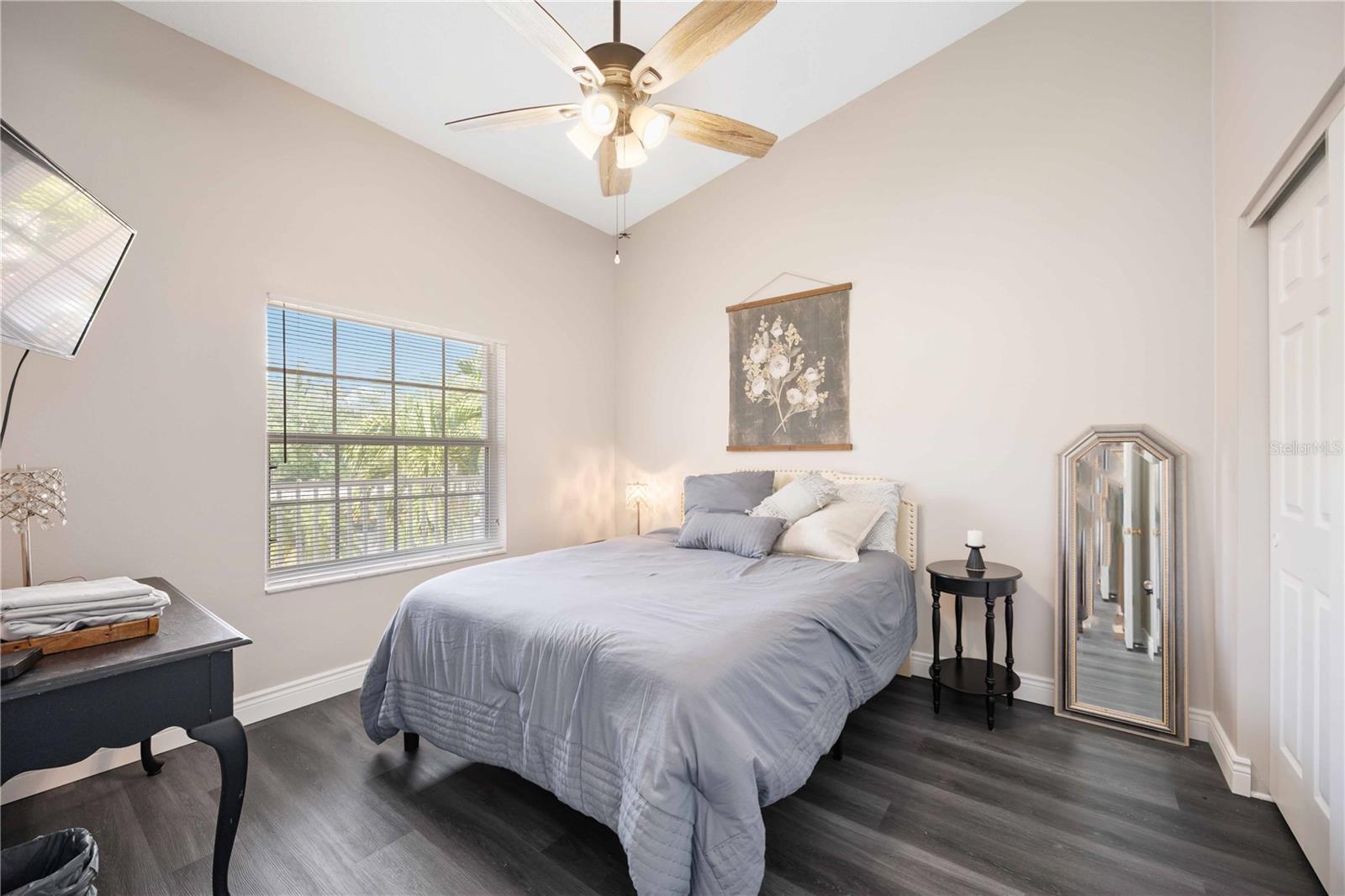 PLAZA DE FLORES - Residential Lease