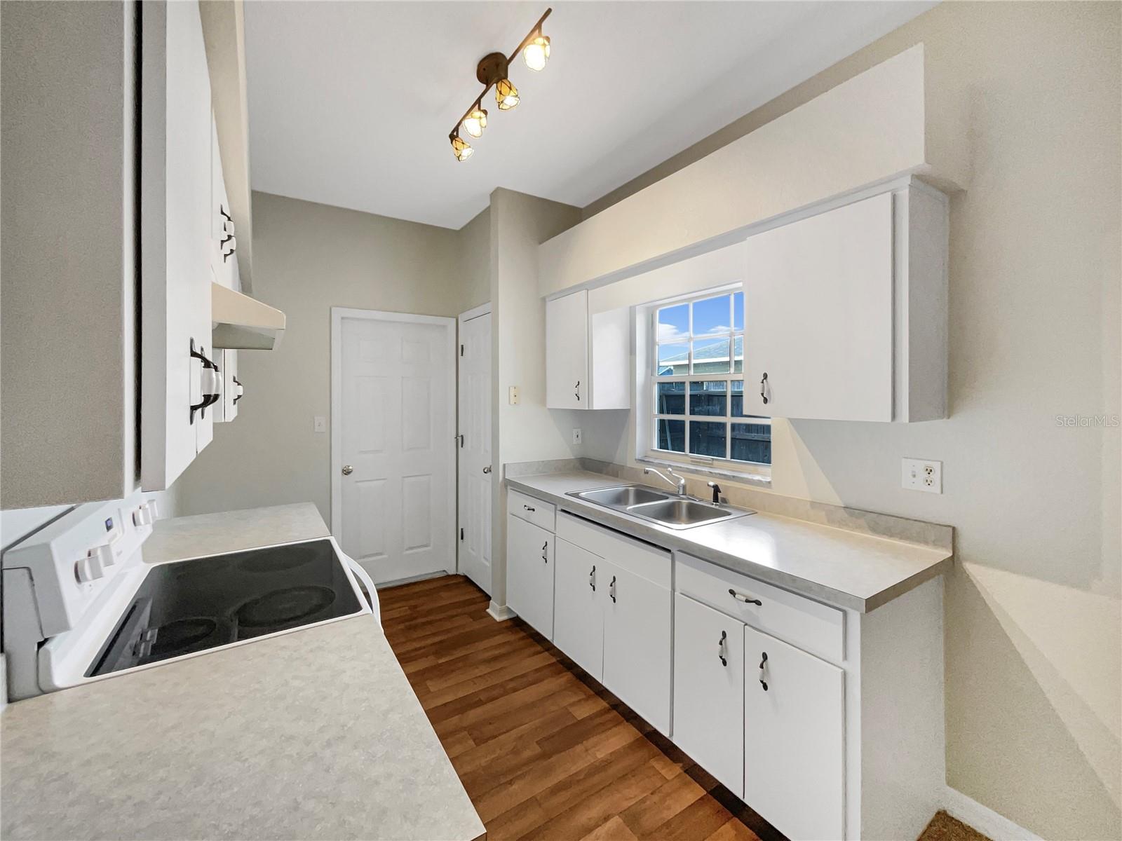 AZALEA OAKS - Residential