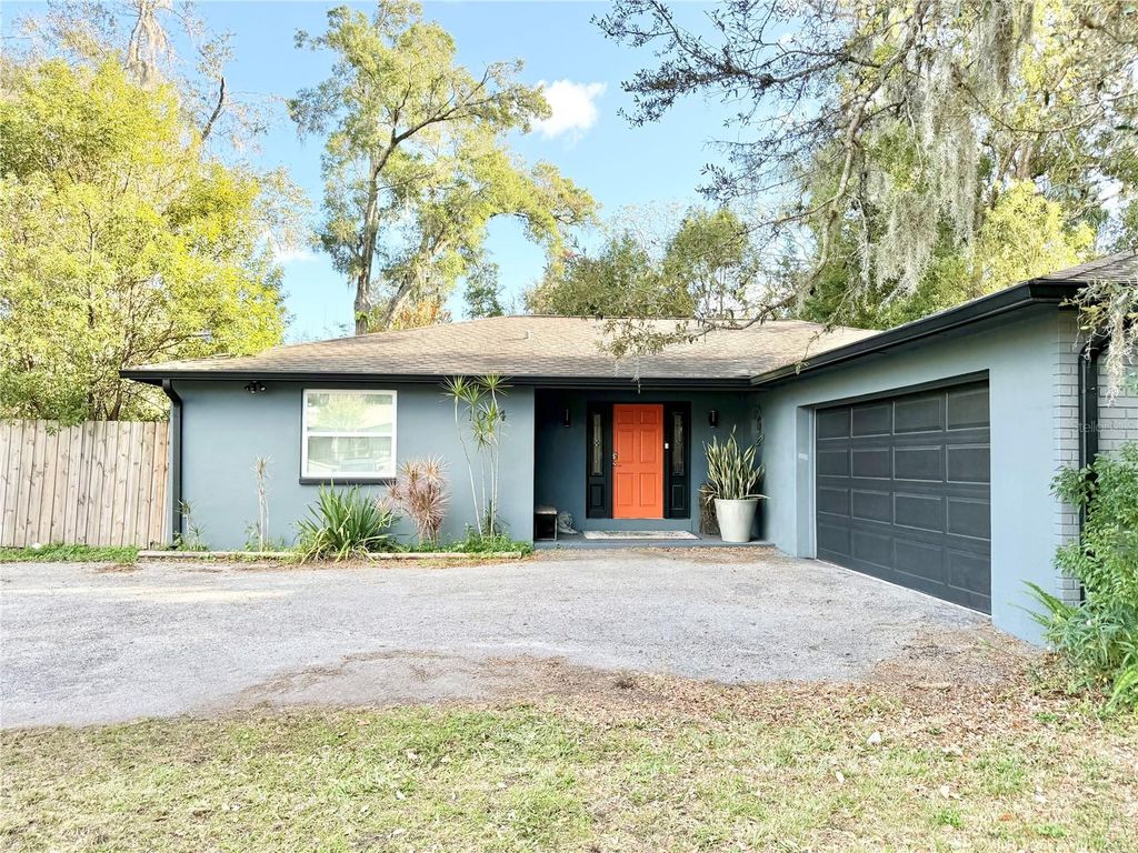 Photo of 1004 Lake Charles Circle, Lutz, FL 33548 (MLS # TB8459213)