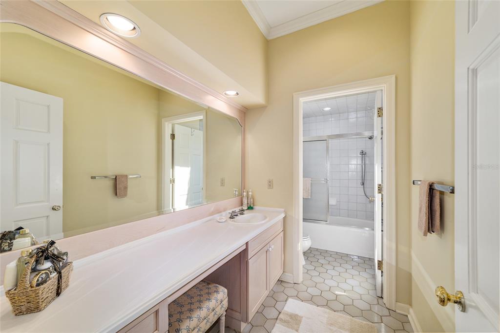 WESTBURY - Residential