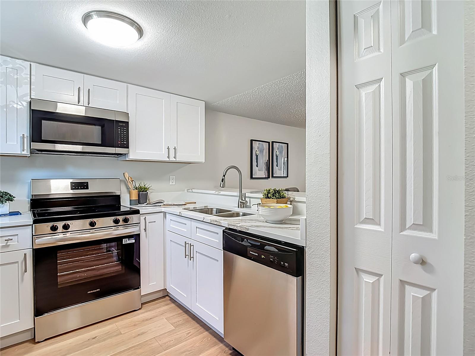 10047 LAKE OAK CIRCLE