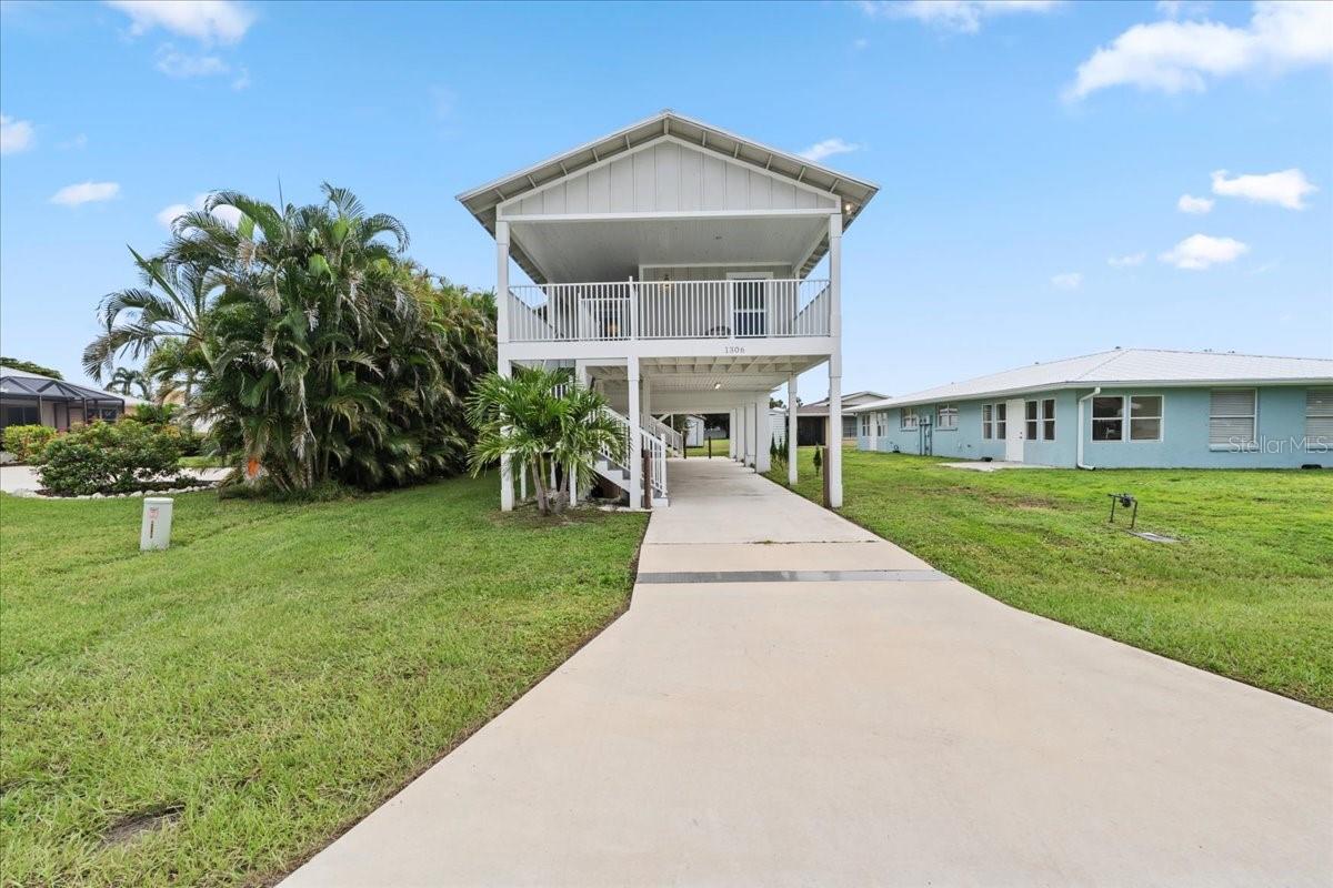 Nestled just outside downtown Punta Gorda, this charming cottage offers the perfect blend of convenience and tranquility. Enjoy walking or biking to nearby parks, shops, and restaurants, then relax in your cozy retreat that feels like a treehouse tucked away in the beautiful historic district.