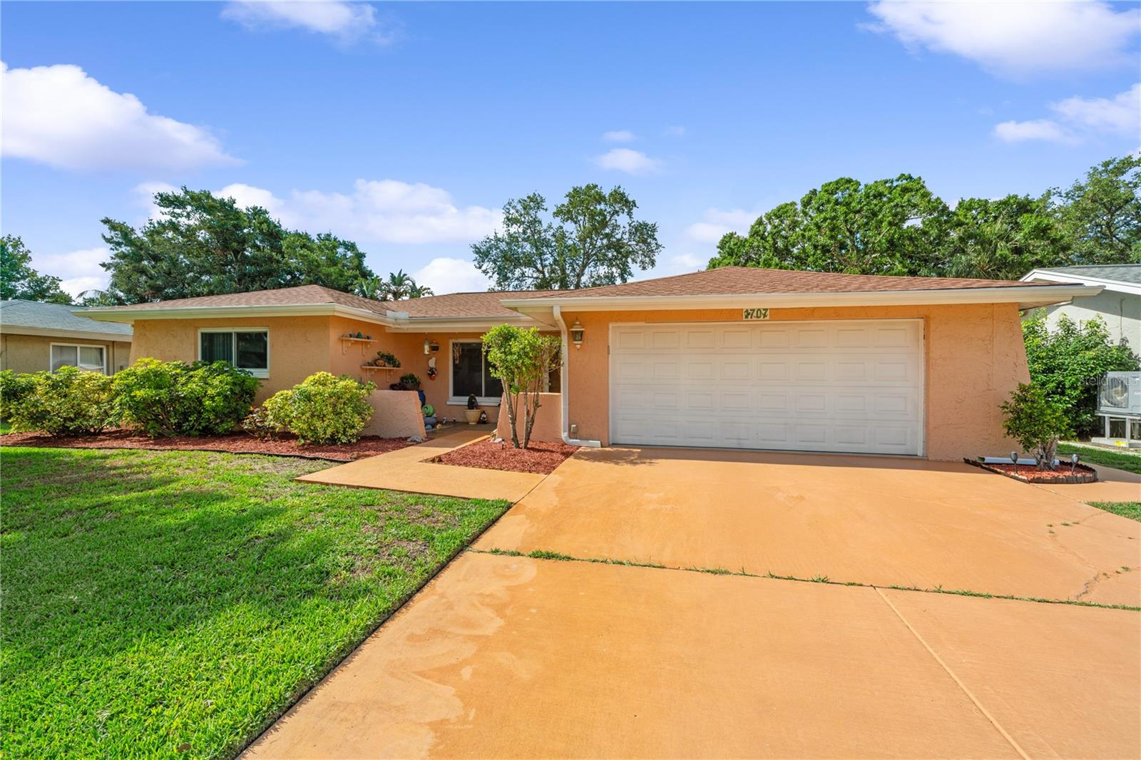 1707 HIBISCUS CIRCLE S