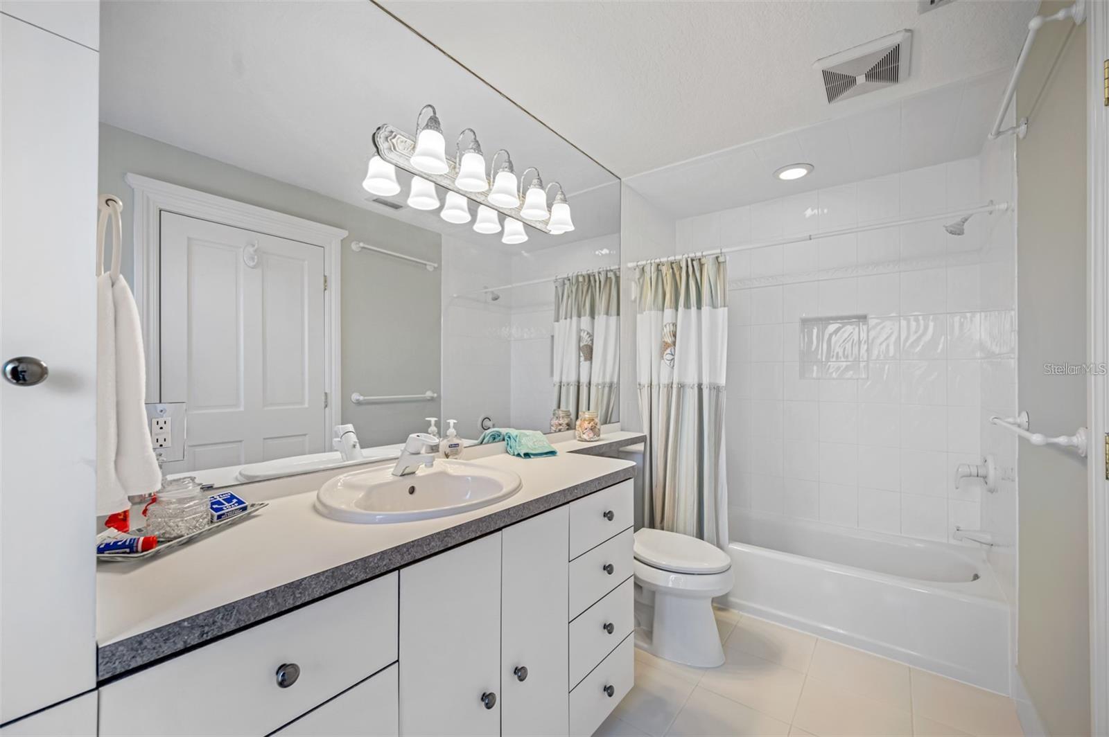 LONE PALM BEACH - Residential