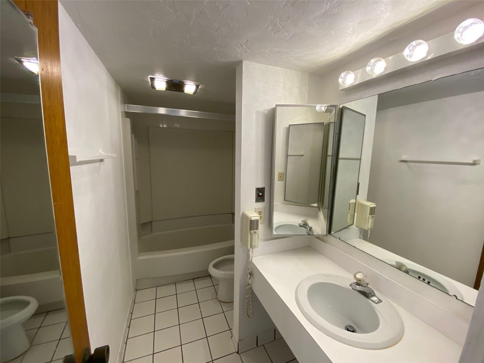 GRENELEFE CAMELOT CONDO UNIT 05 PH 01 - Residential