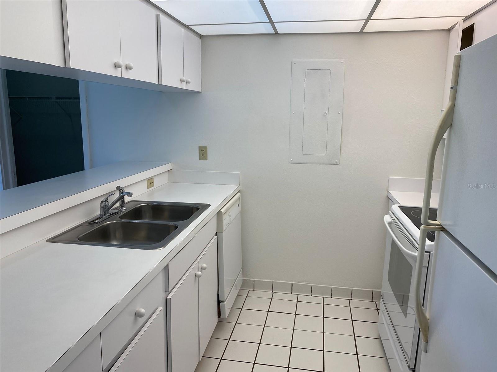181 PALM VIEW COURT 3460/1