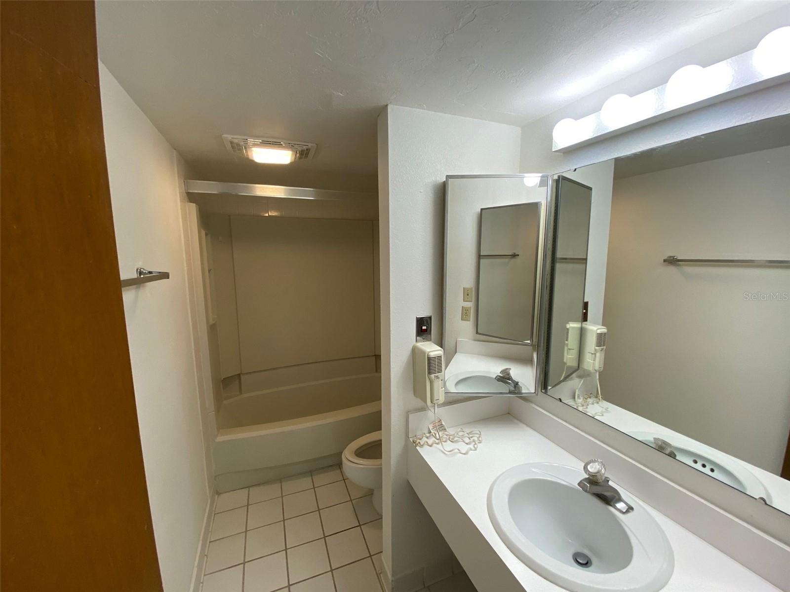 GRENELEFE CAMELOT CONDO UNIT 05 PH 01 - Residential