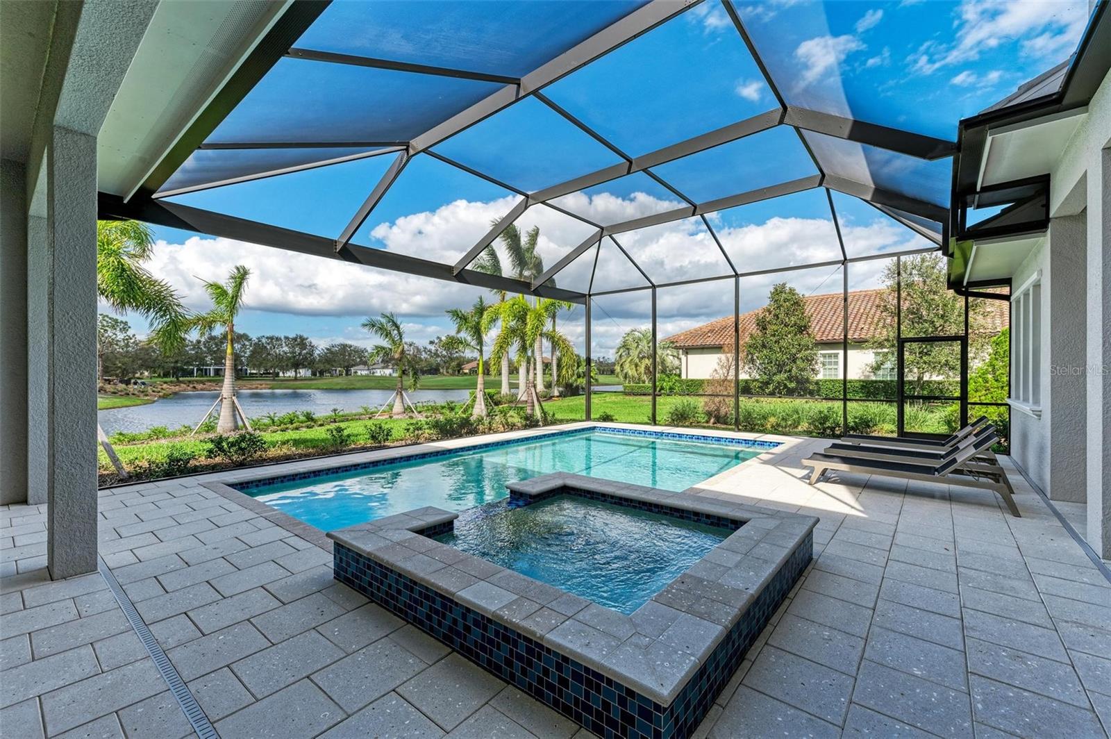 FOUNDERS CLUB - Residential