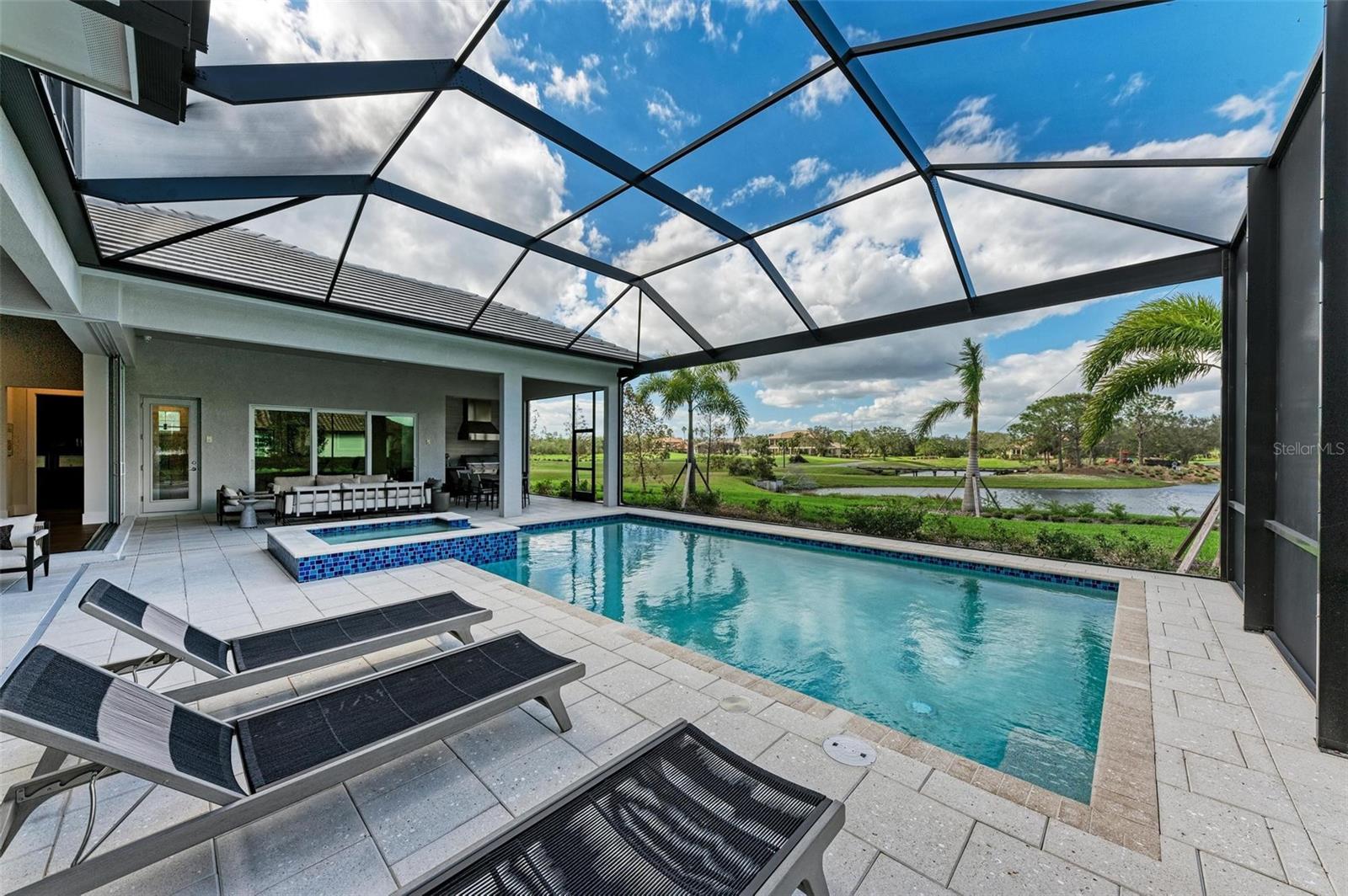 FOUNDERS CLUB - Residential