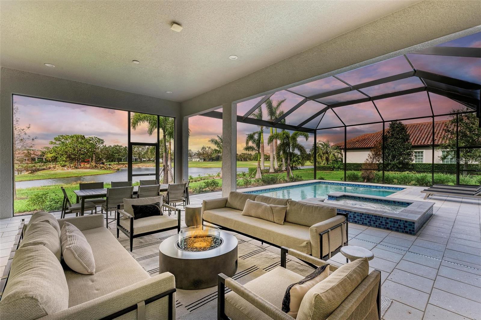 FOUNDERS CLUB - Residential