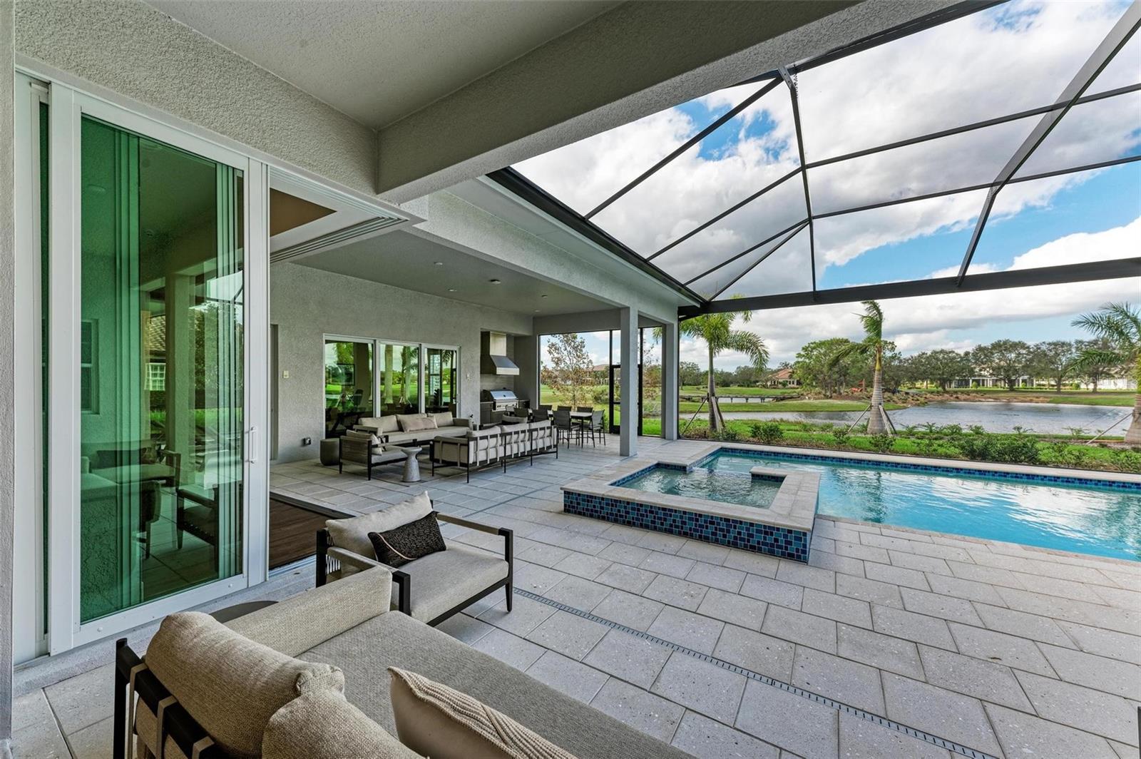 FOUNDERS CLUB - Residential