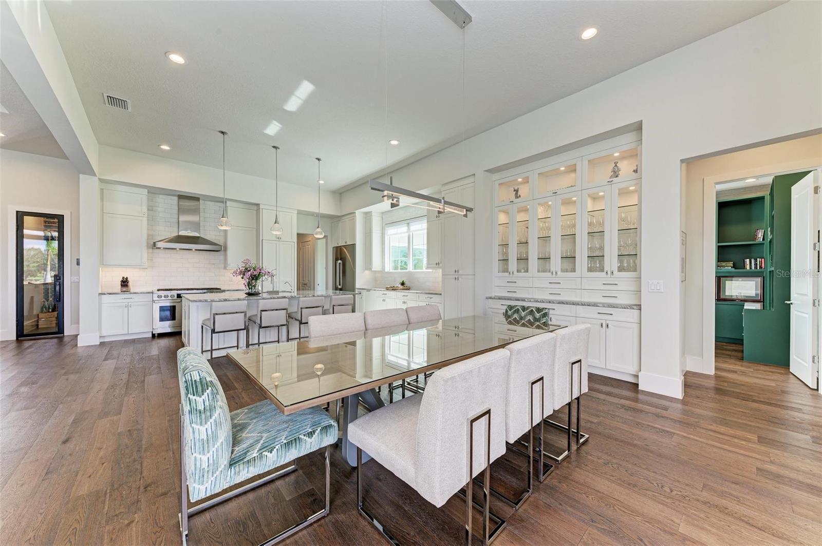 FOUNDERS CLUB - Residential