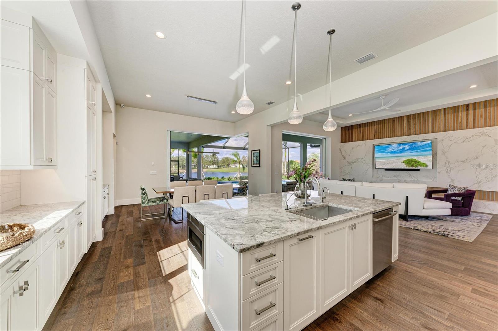 FOUNDERS CLUB - Residential