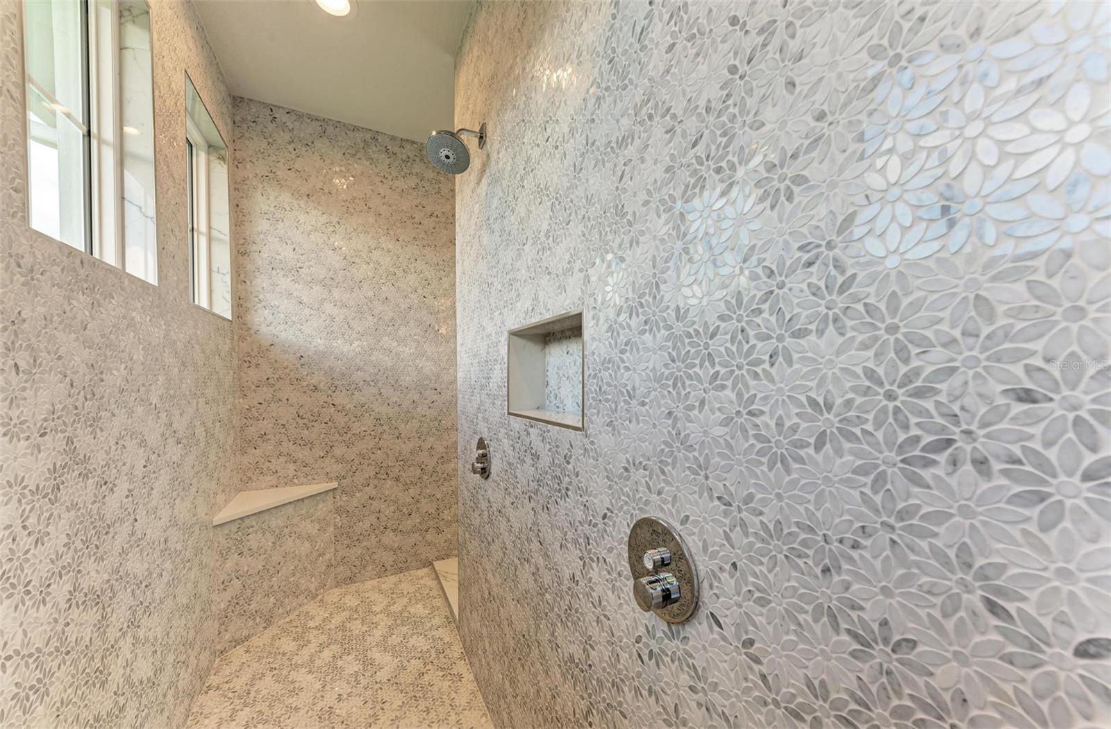 FOUNDERS CLUB - Residential