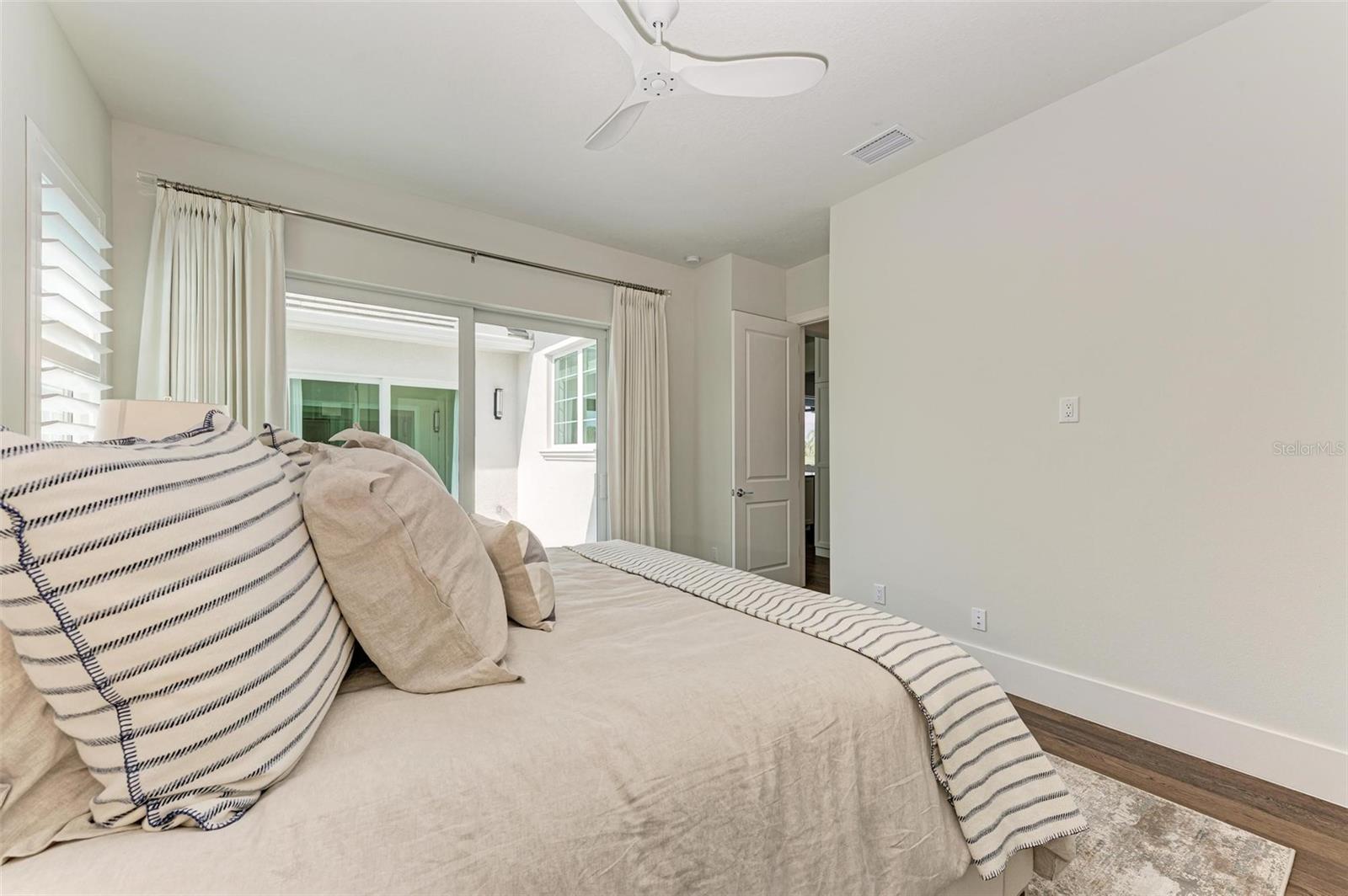 FOUNDERS CLUB - Residential