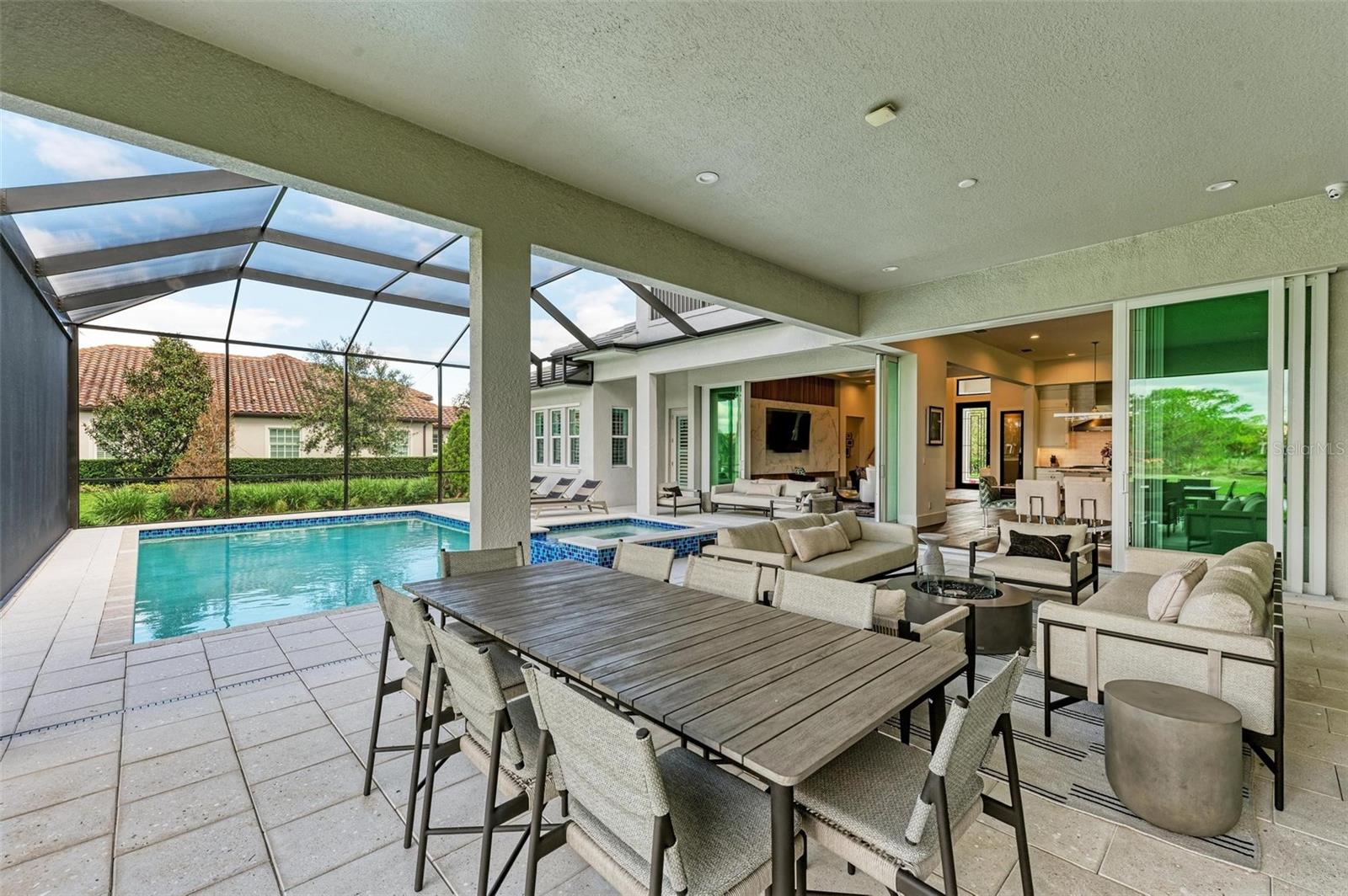 FOUNDERS CLUB - Residential