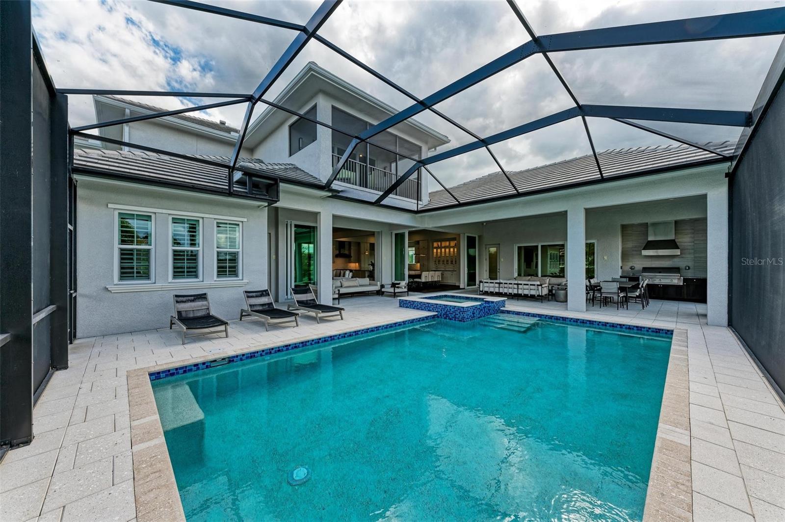 FOUNDERS CLUB - Residential