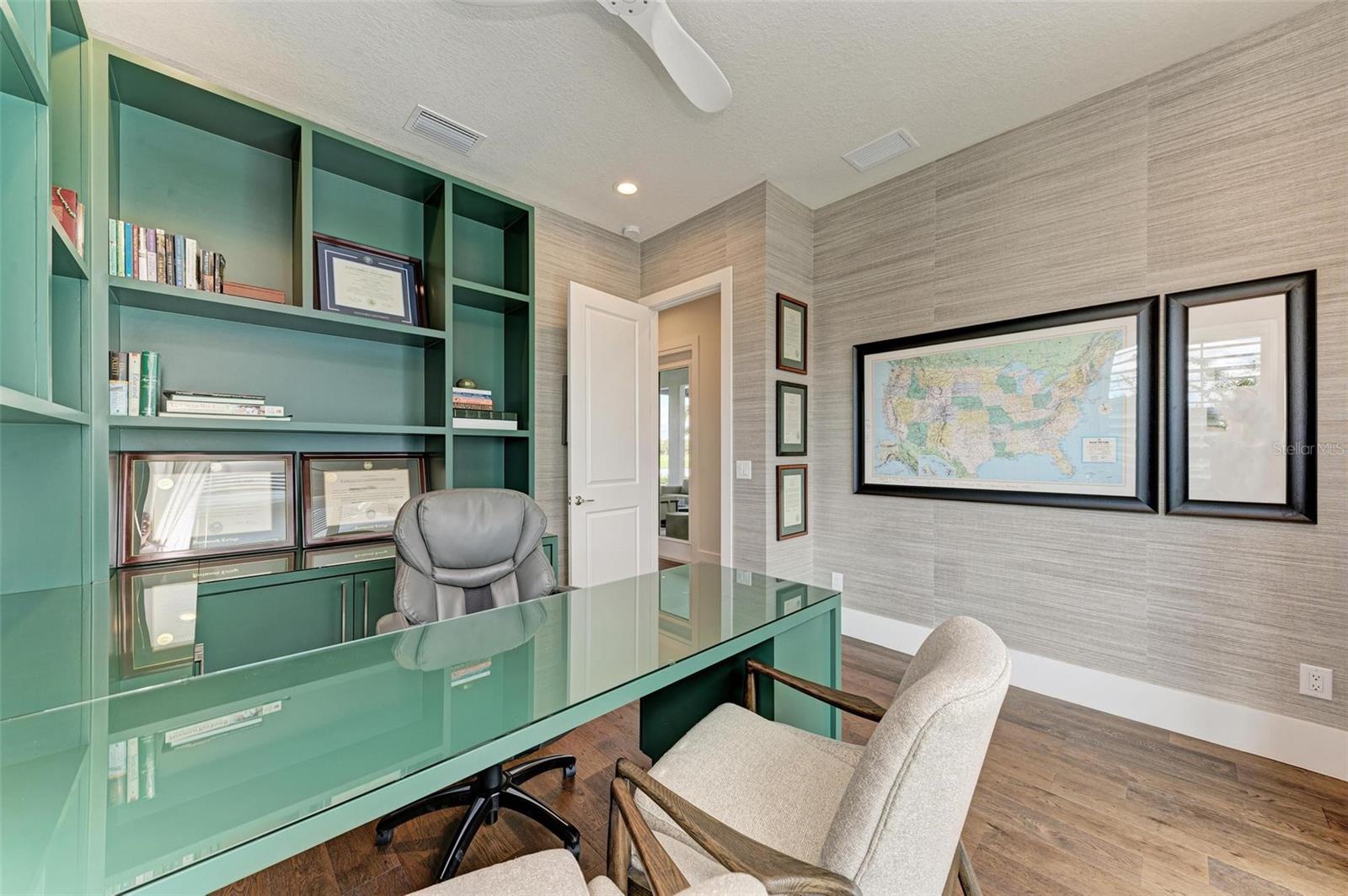 FOUNDERS CLUB - Residential