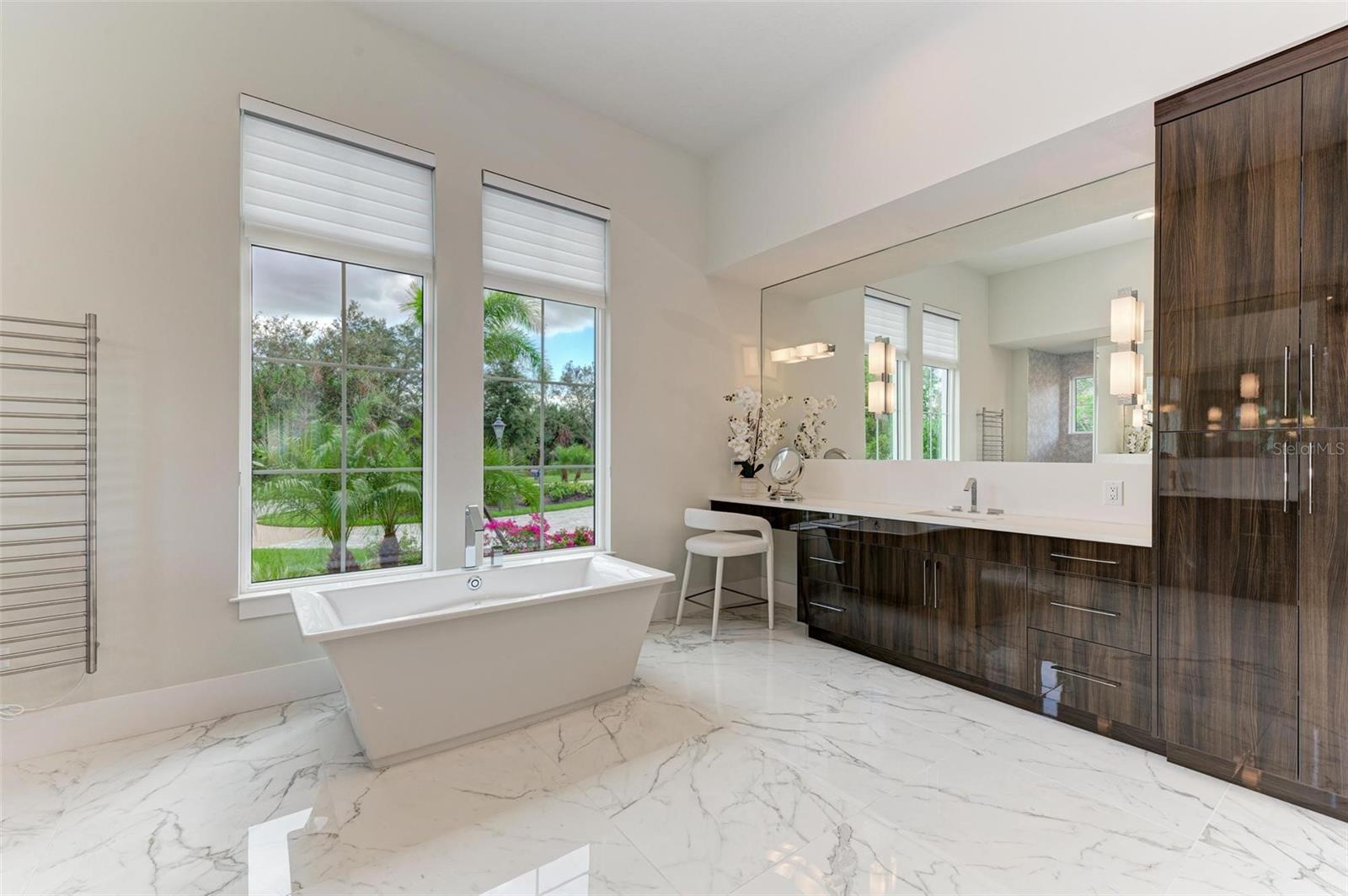 FOUNDERS CLUB - Residential