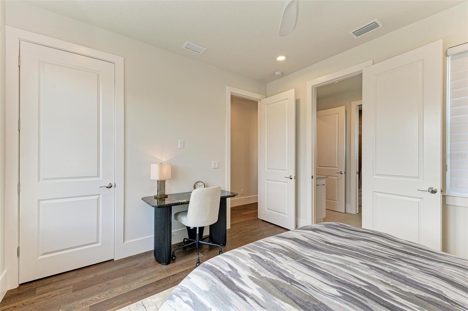 FOUNDERS CLUB - Residential