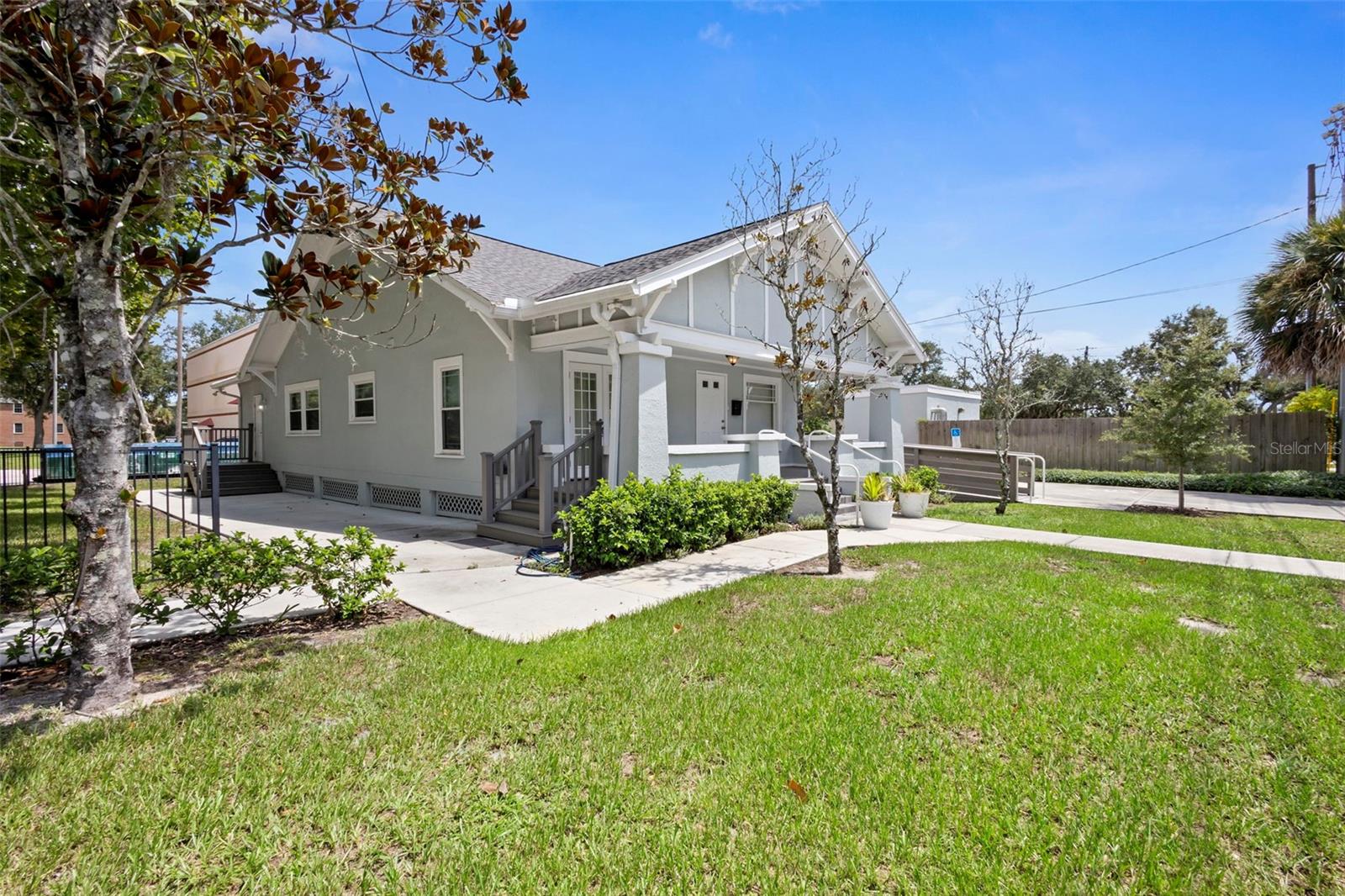 615 N PALMETTO COURT