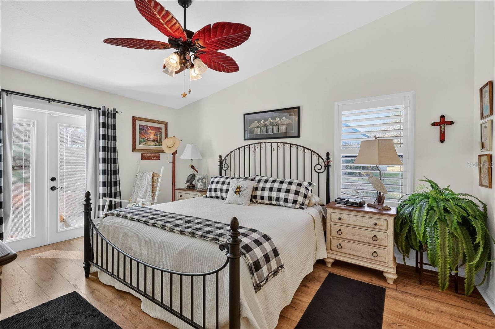 LEESBURG OAKS LEESBURG CONDO PH 01 - Residential