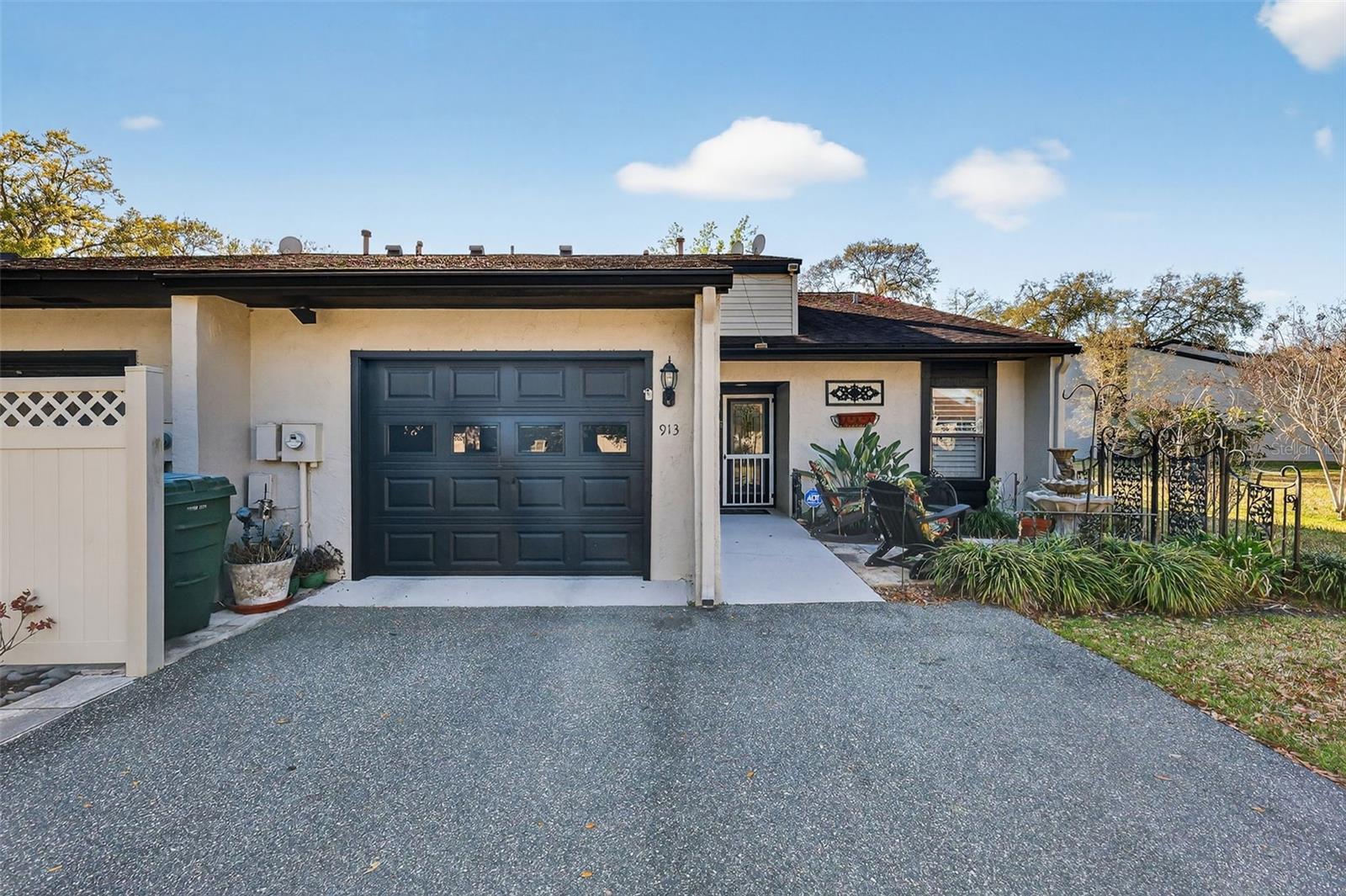 LEESBURG OAKS LEESBURG CONDO PH 01 - Residential