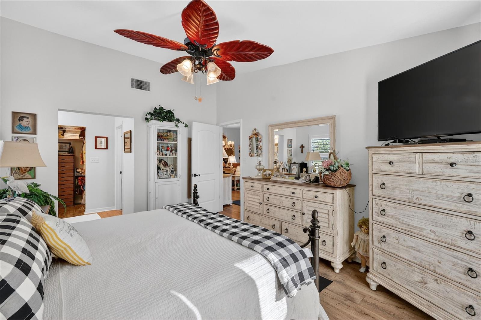 LEESBURG OAKS LEESBURG CONDO PH 01 - Residential