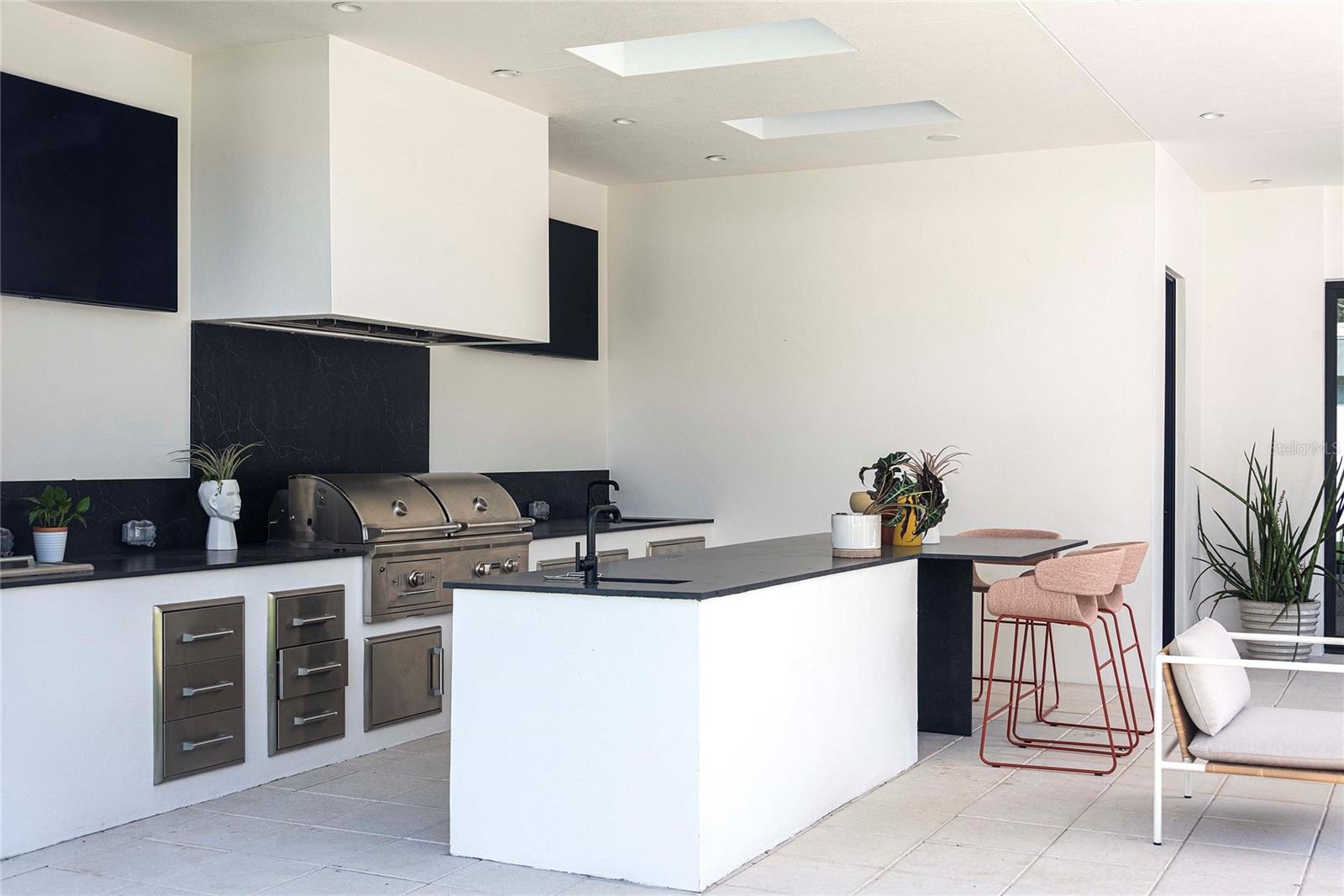 BEVERLY SHORES - Residential Lease