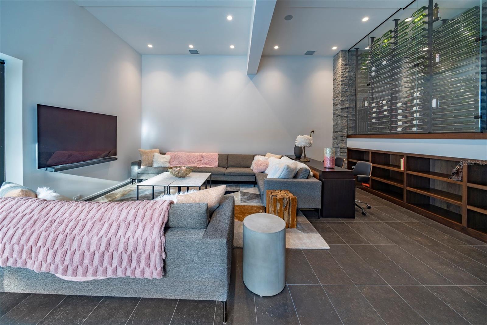 BEVERLY SHORES - Residential Lease