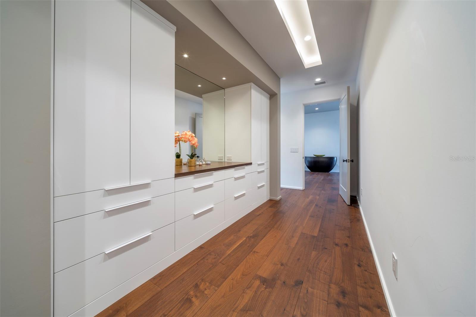 BEVERLY SHORES - Residential Lease