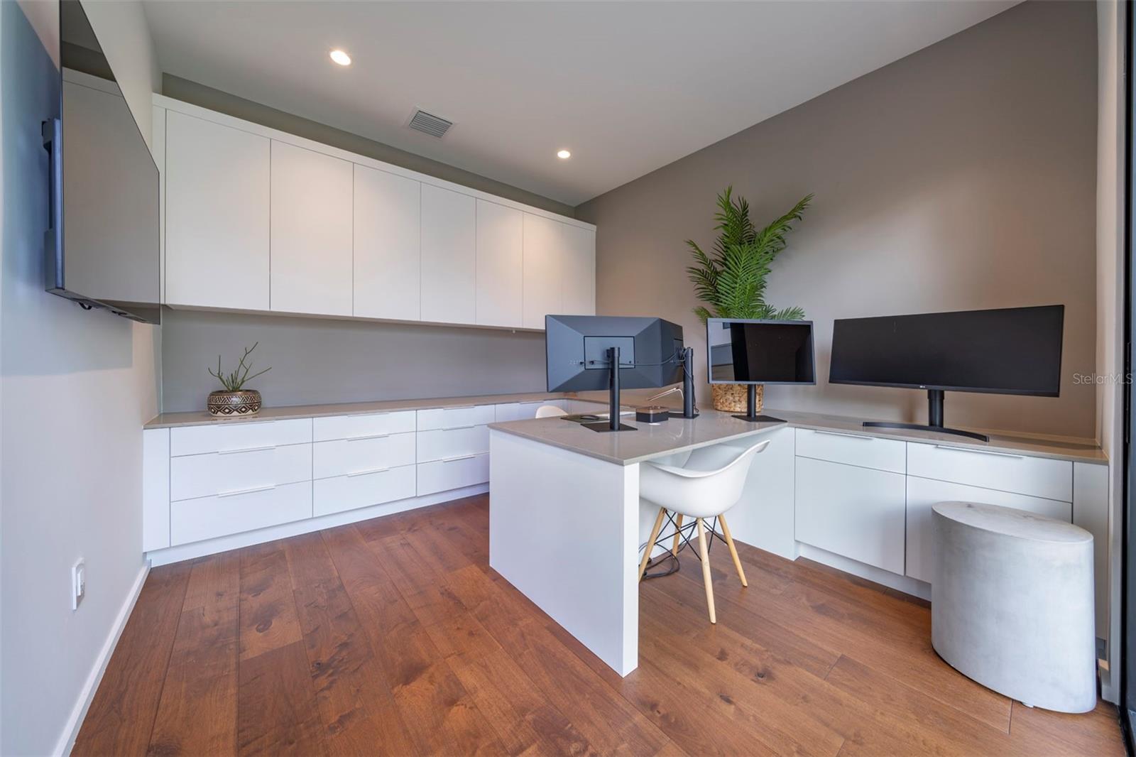 BEVERLY SHORES - Residential Lease