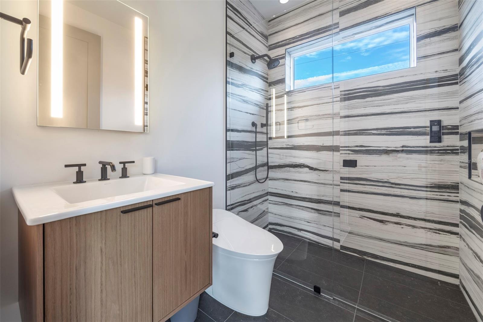 BEVERLY SHORES - Residential Lease