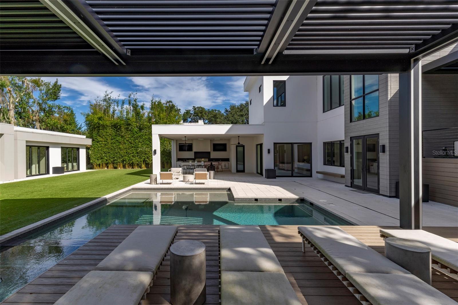 BEVERLY SHORES - Residential Lease