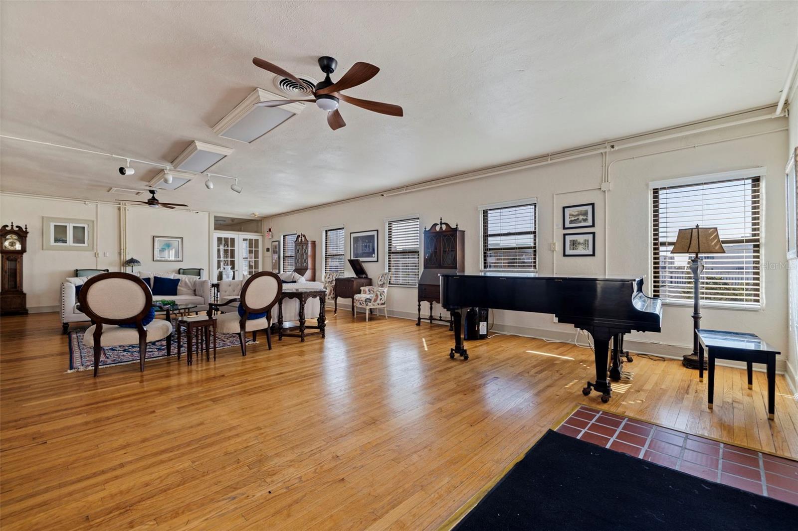 FLORI DE LEON APTS CO-OP - Residential