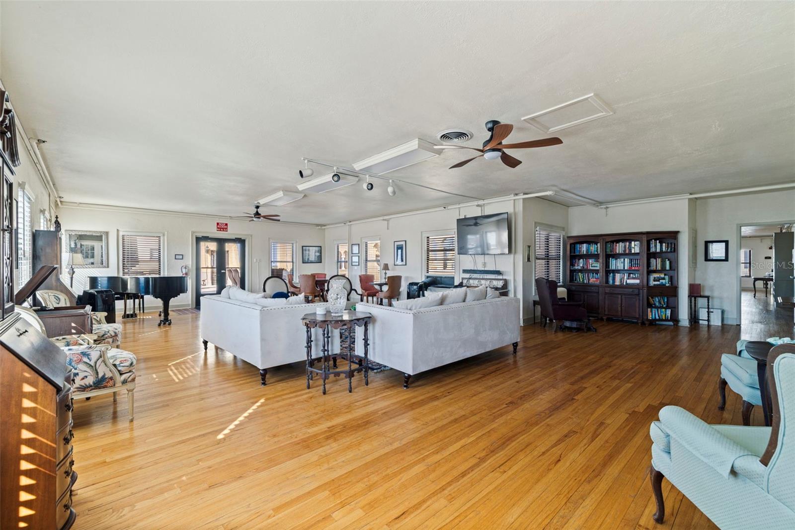 FLORI DE LEON APTS CO-OP - Residential