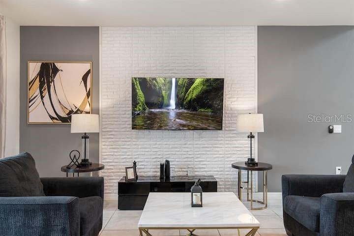 7372 OAKMOSS LOOP