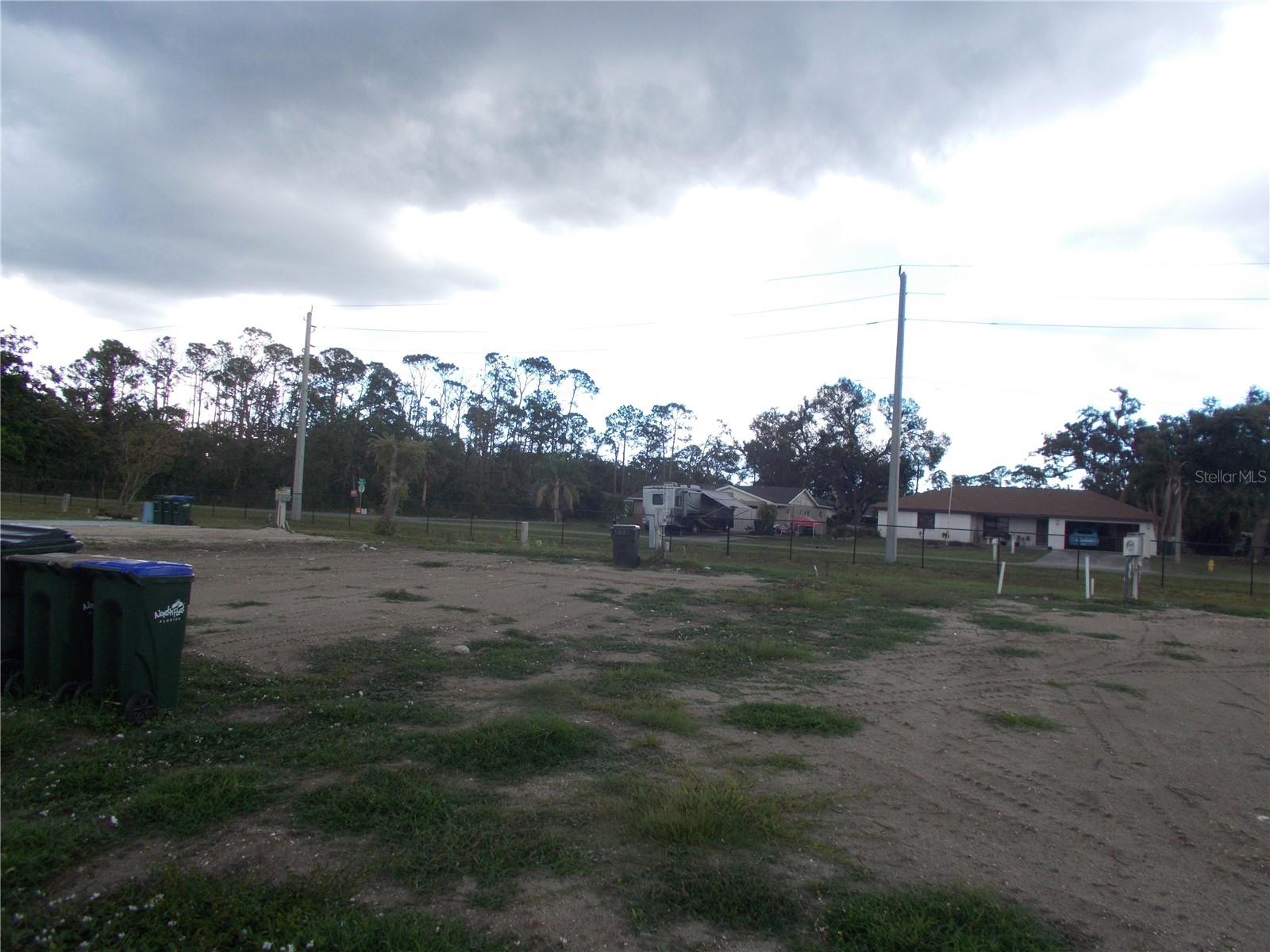 HOLIDAY PARK - Land