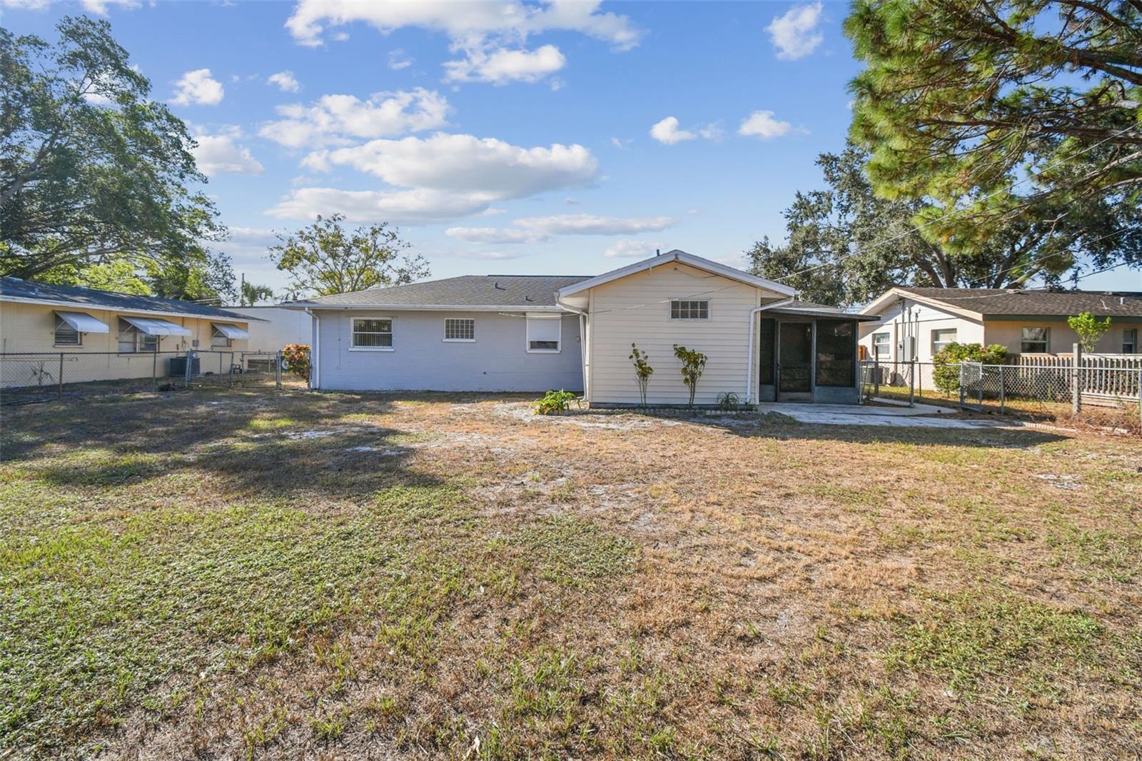 HOLIDAY HEIGHTS 2ND ADD CORR OF BLK 20 - Residential